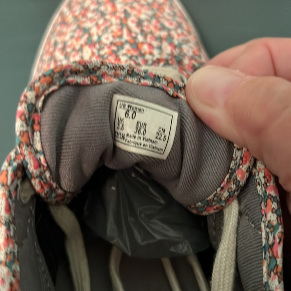 Vans Women’s Size 6 - Picture 3 of 6